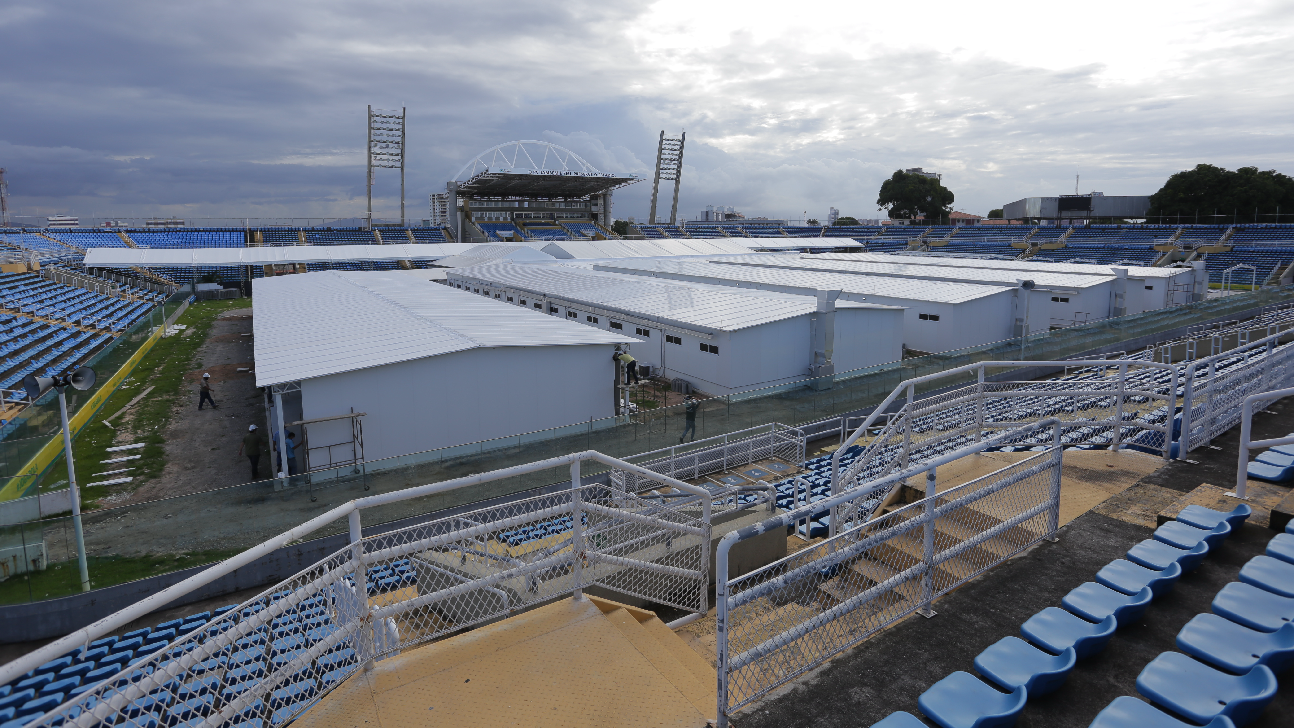 estrutura montada em campo de estádio